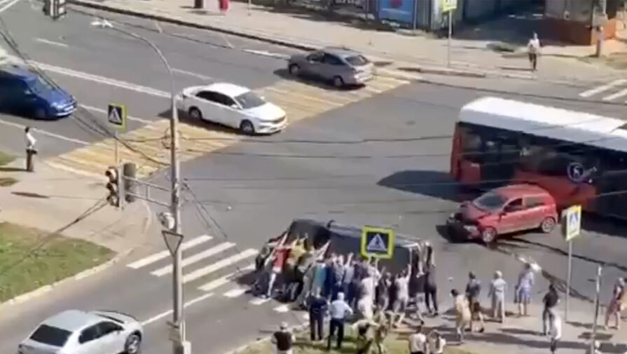 Нижегородцы вручную опрокинули попавший в ДТП Lexus и попали на видео