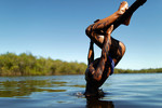 9 мая. Мальчик племени явалапити опускает голову в воды реки Шингу в одноименном национальном парке Бразилии.