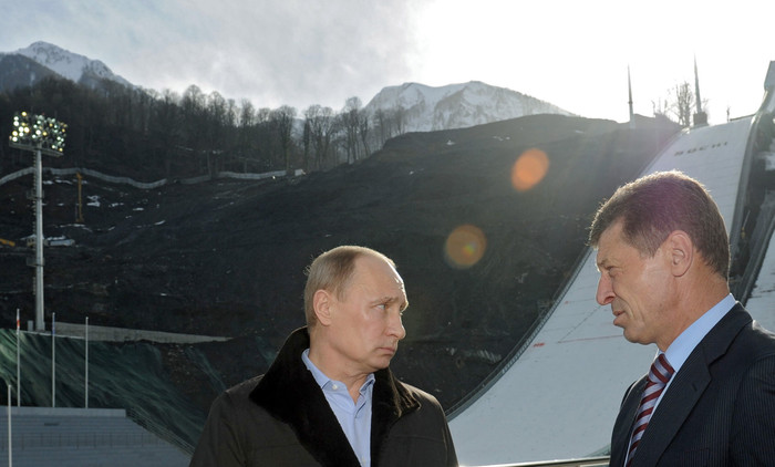 Президент России Владимир Путин и вице-премьер РФ Дмитрий Козак осматривают комплекс &laquo;Русские горки&raquo;