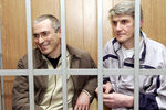 Михаил Ходорковский и глава МФО МЕНАТЕП Платон Лебедев в зале заседания Мещанского суда. 2004 год
