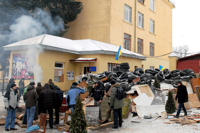 Баррикада у здания военной части внутренних дел Украины во Львове