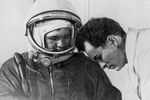 Летчик-космонавт Юрий Алексеевич Гагарин перед стартом на космодроме утром 12 апреля 1961 года. Последняя проверка. Репродукция фотографии