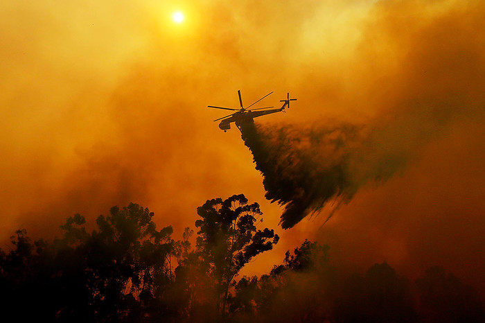 Вертолет сбрасывает воду на&nbsp;открытый огонь, Фоллбрук, Калифорния