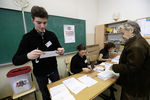 Жители города Риги на одном из избирательных участков во время голосования на парламентских выборах в Латвии