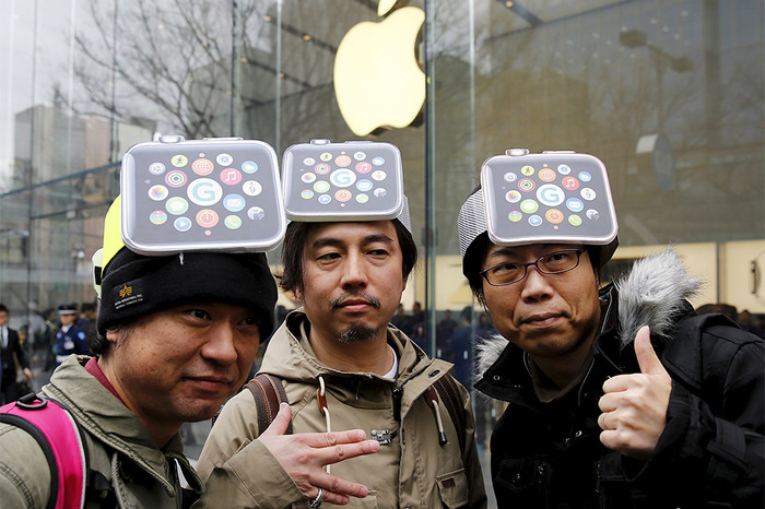Очередь за&nbsp;часами Apple Watch перед&nbsp;магазином в&nbsp;Токио