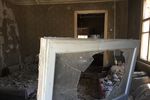 В одной из комнат частного жилого дома, разрушенного в результате обстрелов украинскими силовиками города Горловки в Донецкой области