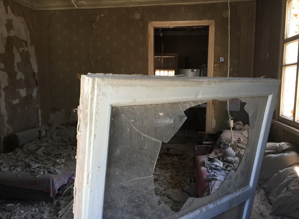 В одной из комнат частного жилого дома, разрушенного в результате обстрелов украинскими силовиками города Горловки в Донецкой области