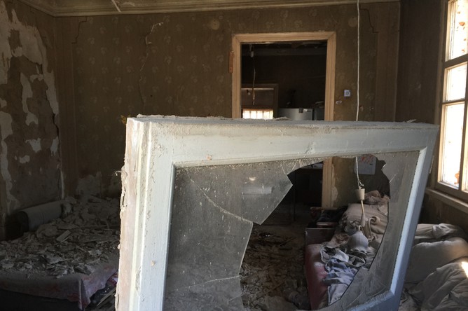 В одной из комнат частного жилого дома, разрушенного в результате обстрелов украинскими силовиками города Горловки в Донецкой области