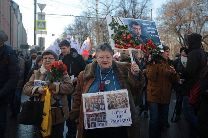 Участники марша памяти Бориса Немцова в Москве
