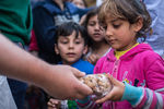 Дети во время раздачи гуманитарной помощи от России в лагере внутренне перемещенных лиц в бывшей гостинице вагоностроительного завода у города Хама