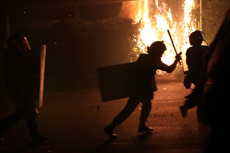 Столкновения полиции и демонстрантов во время акции протеста оппозиции в Ереване 29 июля 2016 года