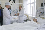 Губернатор Кемеровской области Аман Тулеев и председатель правительства РФ Владимир Путин навестили горняков, пострадавших в результате аварии на шахте «Распадская», 11 мая 2010 года