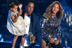 Рэпер Jay-Z и его жена певица Бейонсе Jay-Z с дочерью Блю Айви, 2014 год