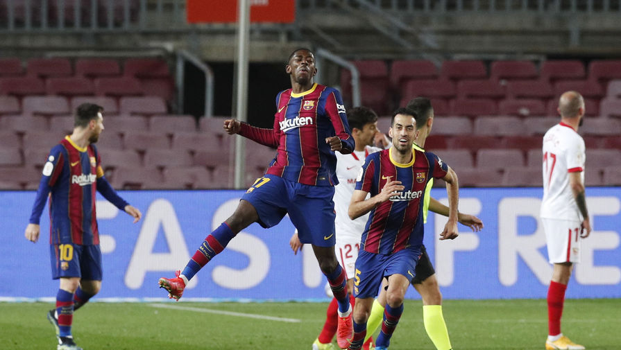 Игроки «Барселоны» Усман Дембеле и Серхио Бускетс отмечают гол в ворота «Севильи»