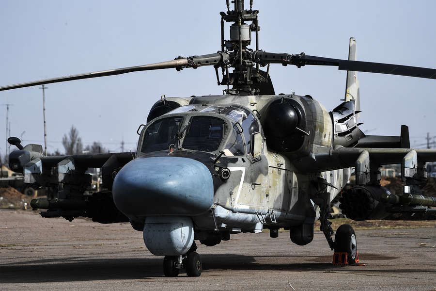 Вертолет Ка-52 на полевом аэродроме ВКС России в зоне проведения специальной военной операции на Украине, апрель 2022 года