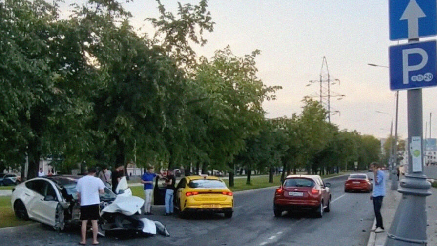 В Москве электромобиль Tesla влетел в фонарный столб