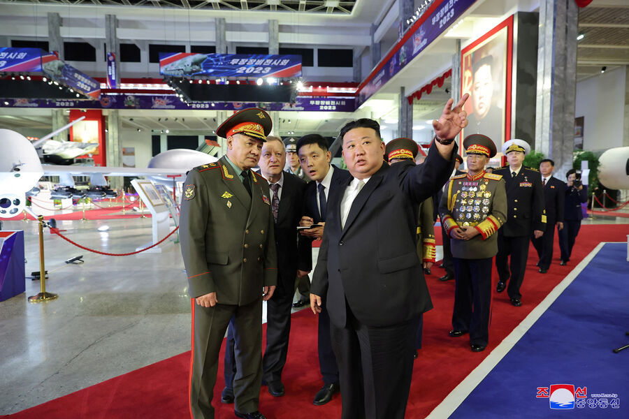 Министр обороны России Сергей Шойгу и лидер Северной Кореи Ким Чен Ын посетили в&nbsp;Пхеньяне «Выставку вооружений&nbsp;&mdash; 2023», 27&nbsp;июля 2023&nbsp;года