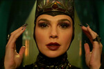 <b>«Белоснежка» (2025)</b>
<br><br>
Очередной игровой ремейк «диснеевской» классики, на сей раз — провалившийся как в прокате, так и прессе. При этом сам фильм, в котором Гадот сыграла Злую королеву, получился не то чтобы отвратительным. Дело было скорее в политике, которая полностью окружила киносказку: проект критиковали и по причине произраильской позиции актрисы, и за «излишний феминизм», и, куда уж без этого, из-за цвета кожи исполнительницы роли Белоснежки Рэйчел Зеглер.
