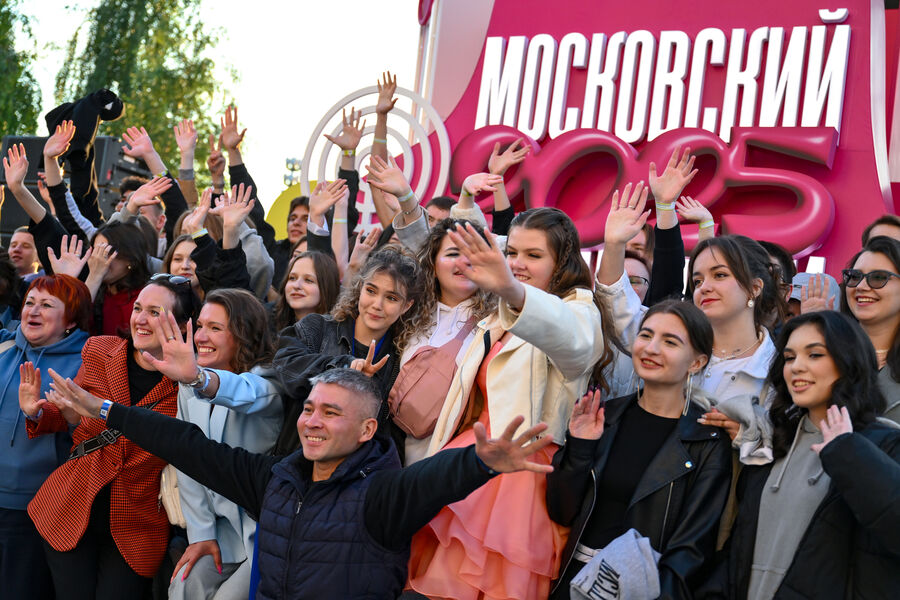Выпускники московских школ на&nbsp;праздновании выпускного на&nbsp;ВДНХ, 27&nbsp;июня 2025&nbsp;года