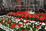 Стеклянный гроб с телом второго вождя Северной Кореи Ким Чен Ира установлен в мавзолее памяти Кымсусан, где покоится его отец Ким Ир Сен