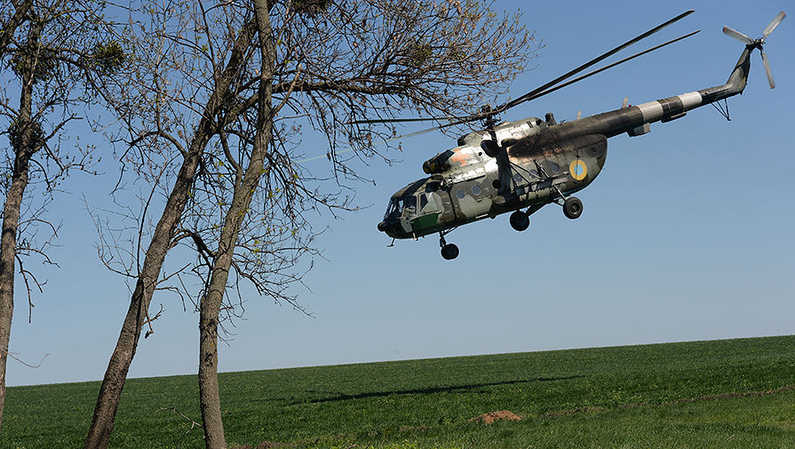 Вертолет Ми-8 вооруженных сил Украины у блокпоста в селе Долина Донецкой области, 26 апреля 2014 года