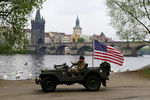 Участник военно-исторического клуба и классический армейский автомобиль во время проведения Convoy of Liberty в Праге, 28 апреля 2017 года