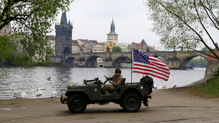 Участник военно-исторического клуба и классический армейский автомобиль во время проведения Convoy of Liberty в&nbsp;Праге, 28&nbsp;апреля 2017&nbsp;года