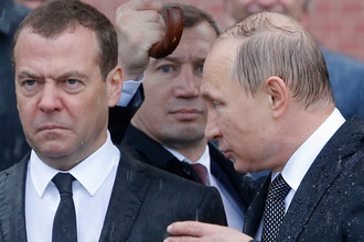 Премьер-министр России Дмитрий Медведев и президент Владимир Путин во время церемонии возложения венков к Могиле Неизвестного Солдата у стен Кремля в День памяти и скорби, июнь 2017 года