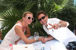 Певец Валерий Сюткин с супругой Виолой в одном из ресторанов курорта Форте-дей-Марми в Италии, 2013 год