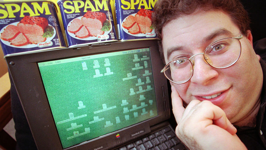 Самопровозглашенный «Король спама» Санфорд Уоллес с консервами под маркой SPAM, 1997 год