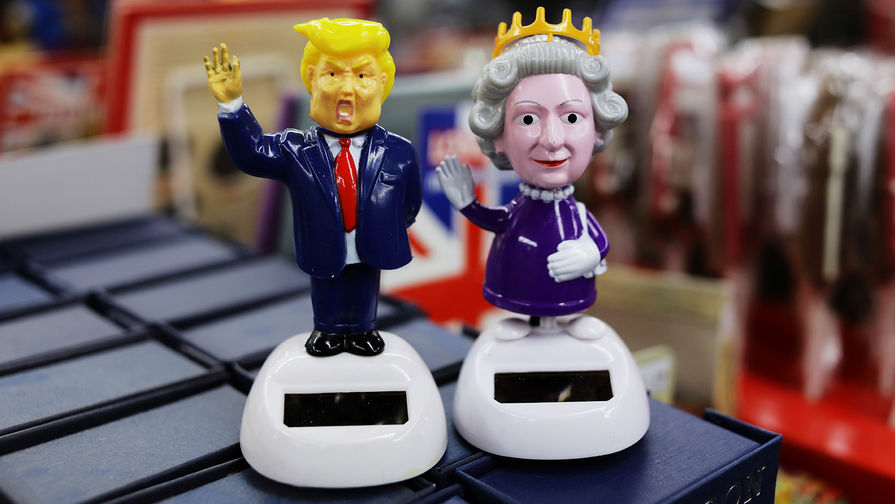 Фигурки в виде президента США Дональда Трампа и британской королевы Елизаветы II в лондонском магазине сувениров накануне встречи политиков, 13 июля 2018 года