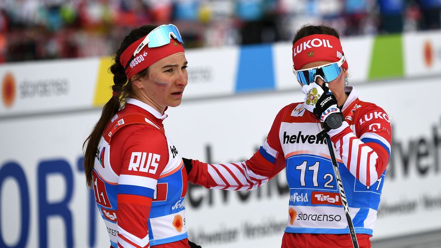 Российские лыжницы Наталья Непряева и Юлия Белорукова 