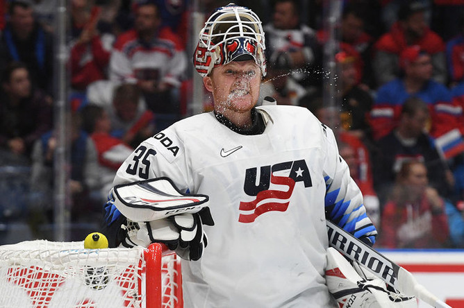 Вратарь сборной США Кори Шнайдер в матче 1/4 финала чемпионата мира по хоккею между сборными командами России и США, 23 мая 2019 года