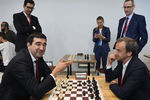 Чемпион мира по шахматам Владимир Крамник и председатель Международной федерации шахмат (FIDE) Аркадий Дворкович в шахматной гостиной во время Петербургского международного экономического форума (ПМЭФ) в Санкт-Петербурге, 6 июня 2019 года