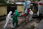 Медики готовят к отправке в госпиталь пациента с подозрением на коронавирус, Манаус, Бразилия