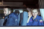 Актриса Юлия Пересильд и режиссер Клим Шипенко на аэродроме Чкаловский после прилета из Казахстана, 17 октября 2021 года