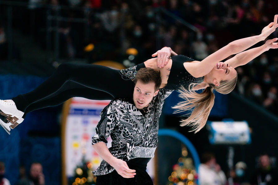 Виктория Синицина и Никита Кацалапов выступают с ритм-танцем на чемпионате России — 2022. 