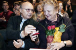 Андрей Мягков с супругой Анастасией Вознесенской во время награждения ветеранов сцены в Московском художественном театре, 2007 год