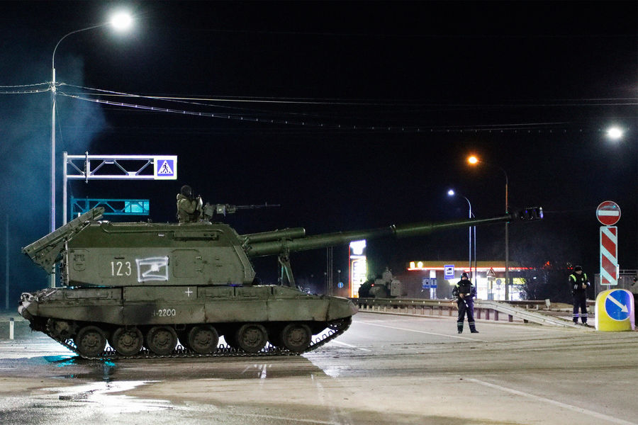 Военная техника ВС РФ на шоссе возле границы с Украиной в Белгородской области, 24 февраля 2022 года