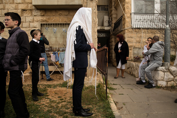 Израильтяне собираются на&nbsp;месте массовой стрельбы возле синагоги в&nbsp;Восточном Иерусалиме, 28&nbsp;января 2023&nbsp;года