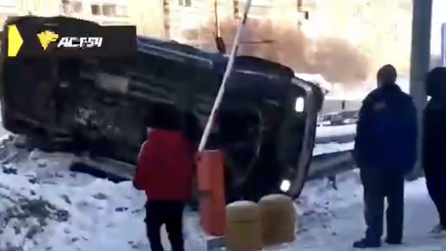 В Новосибирске внедорожник с пьяной компанией перевернулся у торгового центра