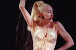 Мадонна во время выступления в культовом корсете, разработанном для нее французским модельером Жаном-Полем Готье, 1990 год