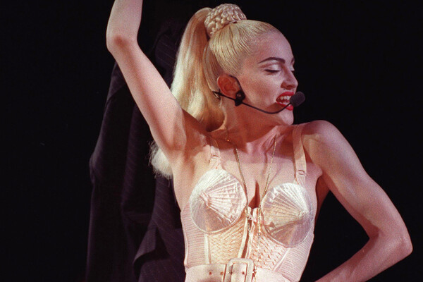 Мадонна во время выступления в&nbsp;культовом корсете, разработанном для&nbsp;нее французским модельером Жаном-Полем Готье, 1990&nbsp;год