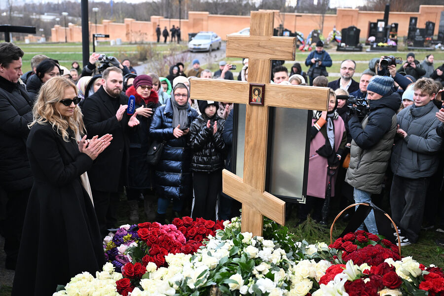 Вдова Владимира Левкина Марина Ичетовкина (слева на&nbsp;первом плане) на&nbsp;церемонии прощания с&nbsp;певцом Владимиром Левкиным на&nbsp;Троекуровском кладбище в&nbsp;Москве, 19&nbsp;ноября 2024&nbsp;года