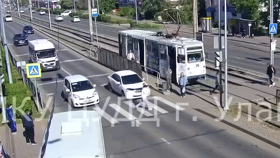 Кувыркнулась в воздухе: россиянка попала на видео, когда сделала сальто в момент ДТП
