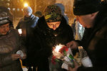 Участники акции в память о пациенте, погибшем от рук врача городской больницы №2 в Белгороде, собравшиеся у здания больницы