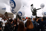 Участники акции «Подними голову!», посвященной 55-летию полета Юрия Гагарина, на площади имени Ленина в Новосибирске