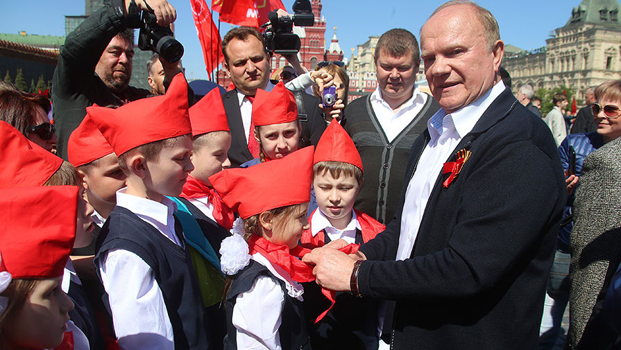 Лидер КПРФ Геннадий Зюганов во время торжественного приема в&nbsp;пионеры на&nbsp;Красной площади в&nbsp;Москве