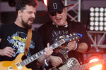 Участники группы &laquo;Крематорий&raquo; Владимир Куликов и Армен Григорян (слева направо) во время выступления на&nbsp;рок-фестивале &laquo;Нашествие-2016&raquo;