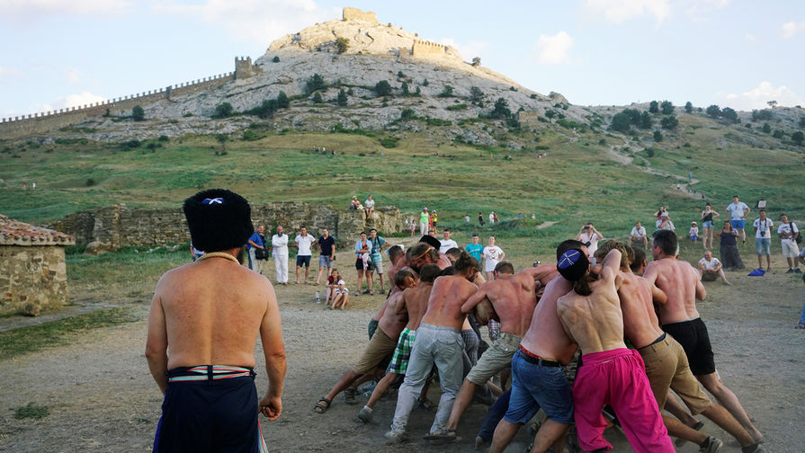 Борьба около Генуэзской крепости в Судаке, июль 2016 года